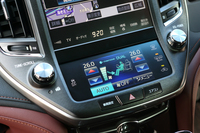 中央の液晶画面は2段表示。タッチパネル操作で、エアコン（写真）や走行モードの設定ができる。