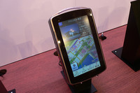 ユニークなコンセプトで今年のナビ界最大の話題となりそうな「旅ナビ」。オープン価格だが、実勢価格は6万円前後と予想される。家電、カー用品の両ルートで販売される。型番は前者がCN-SG500L-T、後者がCN-SG500D-Tとなる。