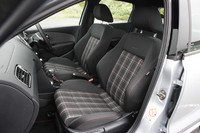 ハンドル位置は右のみ。赤をアクセントにしたチェック柄のシートは標準で、受注生産ながらアルカンターラと合皮のコンビシートも選べる。