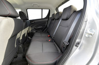 後席中央席には3点式シートベルトが標準装備される。