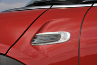 フロントホイールアーチの斜め上に備わるウインカー内蔵のオーナメント「サイドスカットル」のデザインも変わった。