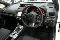 各所にカーボン調の加飾パネルを用いた「WRX S4」のインテリア。ステアリングホイールは、小径のDシェイプタイプとなる。