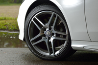 「AMGスポーツパッケージ」に含まれる、18インチアルミホイール。標準のサイズは17インチとなる。