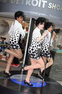 デトロイトショー会場のショップ前で展開されていたシュープリームス風パフォーマンス。