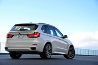 新型「BMW X5」は2013年9月のフランクフルトショーで世界初公開された。日本での発表は2013年10月31日。3リッター直6ディーゼルのほか、2種のガソリンエンジン（3リッター直6と4.4リッターV8）搭載車が用意される。
    