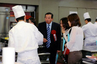 コンテスト決勝風景。中央は審査員をつとめた陳建一氏。