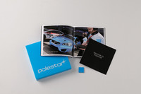 パッケージに付属する、「POLESTAR」のリアエンブレムと英語版オーナーズブック、ポールスター・パフォーマンス認定証。