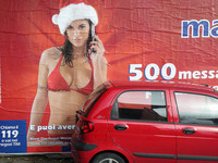 携帯の広告なのに、なんでこんな格好?? テールゲートを開くと胸に引っかかりそうだ。