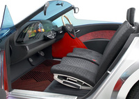 ドアトリムは漆塗り、フロアは唐木細工と新素材を組み合わせたものであった。