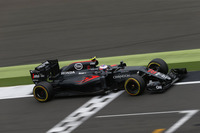 カナダでターボチャージャーを改良してきたホンダは、ここイギリスでは内燃機関部分をアップグレード。予選ではジェンソン・バトン（写真）がリアウイングのトラブルでアタックしきれずQ1敗退17番グリッドとなるも、フェルナンド・アロンソが今季4度目のQ3進出で9番グリッドを獲得した。レースではアロンソが9位フェリッペ・マッサを追っていた24周目にコースオフ、順位を落とし結果13位。バトンのマクラーレンは12位で完走と、入賞ならず。（Photo=McLaren）