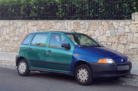 フロント部を破損した際、別の中古ボディーパネルをはめたと思われる初代「フィアット・プント」。図らずもカラーコーディネーションがイカす。