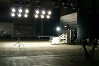 不気味にライトアップされた、アルミハニカム材の衝突壁。ここに試験車が64km/hで突っ込む！