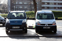 右は旧型の「ルノー・カングー」。