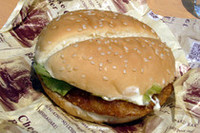 コレが、チーズカツバーガー。担当は試食の機会を逃し、どんな味だかお伝えできません（……5月9日に試そうか）。