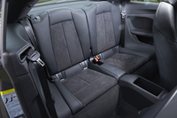 リアシートは2人乗り。5：5分割の可倒機構が備わっており、状況に応じてラゲッジルームを拡張できる。