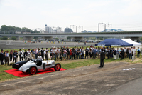 関係者が集まった除幕式風景。奥に見える高架は東急東横線で、多摩川スピードウエイの建設および運営も東急電鉄が行ったという。