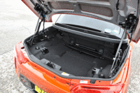 トランクは、ルーフクローズ時には旅行カバンなどを収容できるスペースが確保されているが、オープン時には大部分が格納されたルーフに占有される。（写真をクリックすると、ルーフ格納時の状態が見られます）