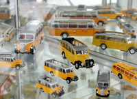 ミニカーコレクションは、各車両の時代やタイプによって、きちんと分類されている。これは戦前型ボンネットバスの部。