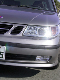 三分割化されたグリル、大きくなったライトクラスターと中のキセノン（ただし日本の法規でハロゲンは外されている。上下ともキセノンだ）・バルブ、そしてエアダムでエアロの新型は識別される。