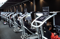 「グランツーリスモ5プロローグ」の体験用“コクピット”がずらっと並んだ様子は壮観です。