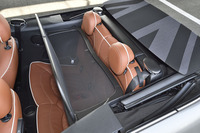 「ウインド・ディフレクター」は組み立てて、後席の直上にセットするようになっている。