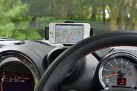 テスト車は、iPhoneホルダー（写真）やMINIビジュアルブースト、MINIコネクテッドがセットになったオプション「ナビゲーション・パッケージ」付き。MINI専用のナビアプリ「MINI NAVI」をインストールしたiPhoneを取り付けると、車両に備わるジョイスティックでのナビ操作が可能となる。
    