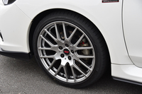 「STI 19インチアルミホイール」は、単価5万4000円。タイヤは「ダンロップSP SPORT MAXX 050＋」が組み合わされていた。