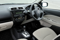 インストゥルメントパネルの造形はシンプル。各部の分割を減らして合わせの精度を高め、ピアノブラック調センターパネルを配して上質感を演出している。