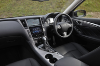 「200GT-t Type SP」のインテリア。インパネの中央に備えられた、2つのタッチスクリーンが目を引く。
    