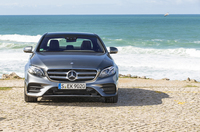 
	「S」でも「C」でもなく「Eクラス」。デザインはほかの2モデルと共通性を持たせながらも、最新装備で進化しての登場。（photo：メルセデス・ベンツ）
	