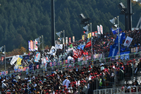 ツインリンクもてぎの、観客席の様子。最終戦とあって、応援も一段と熱を帯びる。
    