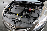 2.5リッター直列4気筒ユニット＋6段MTの組み合わせによる燃費は、12.6km／リッター（10・15モード）。なお、燃料タンクの容量は64リッターだ。