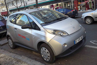 パリのカーシェアリング用EV「ボロレ・ブルーカー」。セーヌ左岸15区にて。