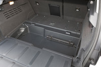 トランクルームの容量はモーターやバッテリーなどの設置（写真奥、「HY」エンブレムの下）により、ノーマルモデルより小さい420リッター（VDA法）となる。ラゲッジルーム下にも66リッターの収納スペースが備わる。