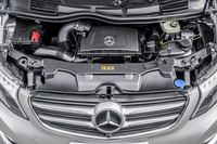 エンジンは2.1リッター直4ディーゼルターボのみ。最高出力は「V200CDI」が136ps、「V220CDI」が163ps、「V250ブルーテック」が190psとなっている。