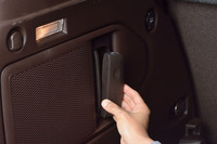 荷室の側面には、取り外し式の懐中電灯も装備されている。