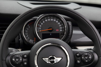 ステアリングコラム上に設置された速度計とエンジン回転計。チルト機構でステアリングホイールの角度を調整すると、メーターもそれに合わせて上下に動く。