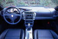 【スペック】ボクスターS（6MT)：（全長×全幅×全高＝4315×1780×1290mm/ホイールベース＝2415mm/車重＝1295kg/駆動方式＝MR/3.2リッター水平対向6DOHC24バルブ(252ps/6250rpm、31.1kgm/4500rpm)/車両本体価格＝690.0万円【価格】ボクスター(5MT/5AT)＝555.0/610.0万円ボクスターS(6MT/5AT)＝690.0/750.0万円