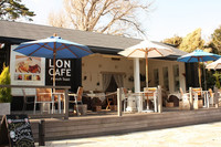 峠のカフェサロン「86 PIT HOUSE」は人気フレンチトースト専門店「LONCAFE」（写真）とのコラボで運営。