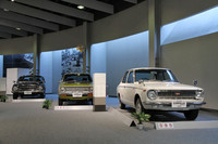 実車展示の一部。1966年に登場した初代から3代目までの「トヨタ・カローラ」。ちなみに75年の歴史を締めくくる実車展示は「レクサスLFA」だった。