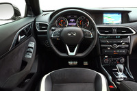 「スポーツ」のインテリア。フラットボトムタイプのステアリングホイールやアルミ製のペダルなどが採用されている。