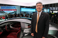 福尾幸一常務執行役員と「アキュラNSXコンセプト」。