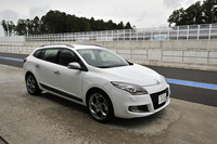 フロントマスクは、ハッチバックの「メガーヌ GTライン」を継承。ボディーサイズはハッチバックと比べ、全長で240mm、全高で30mm大きい。足元は、専用アルミホイールに225/40ZR18サイズのダンロップ・スポーツマックスを装着する。