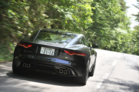 山間のワインディングロードを行く「Fタイプ R クーペ」。電子制御ダンパー「アクティブ・ダイナミクス・システム」の働きにより、ダンパーのレートは、ドライバーの操作や車両の状態を基に最大500回/秒の頻度で調節される。