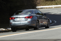 ワインディングロードを行く「スカイライン」。「電気信号を介するステアリングシステムが、世界一クイックなハンドリングをもたらす」とうたわれる。
    