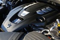 「ギブリ」には3リッターV6ガソリン・ツインターボ2種類（330psと410ps。写真は前者）と、同じく3リッターV6のディーゼルターボ（275ps）が搭載される。