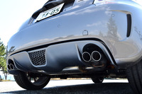 「レコードモンツァ・デュアルモード・エキゾーストシステム」がリアビューをスポーティーに引き締める。