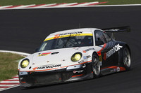 GT300クラスで優勝したNo.33 HANKOOK PORSCHE(木下みつひろ/影山正美組) 。
