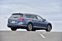 「パサートヴァリアントTSIハイライン」のリアビュー。試乗車のボディーカラーは「ハーバードブルーメタリック」。