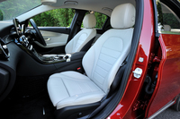 「レザーエクスクルーシブパッケージ」が選択されたテスト車には本革シート（色はクリスタルグレー）が装着されていた。標準のシートはレザーツイン（座面と背もたれの中央部がファブリック、その他が人工皮革）となる。